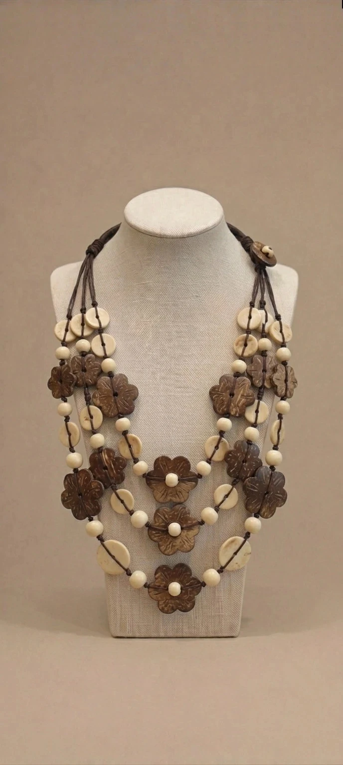 Collier en bois, formes rondes et fleurs style Bohème couleurs marron, crème